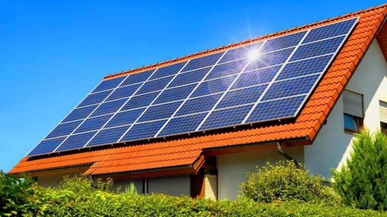 Sprzedaż energii z fotowoltaiki: jak to zrobić legalnie i bez problemów prawnych