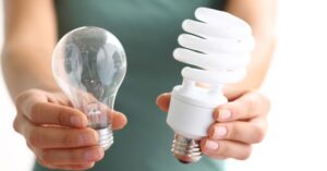 Jakie są koszty energii: Ile prądu zużywa żarówka różnych typów?